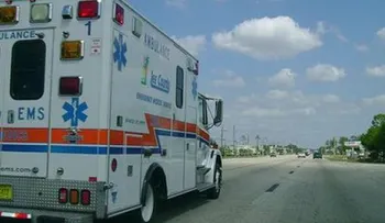 Mueren dos hermanos al chocar su camioneta con autobús en Baní