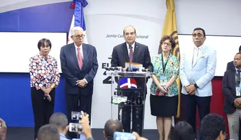 Dominicanos esperan elecciones sin sobresaltos; JCE dice que tiene todo listo y llama acudir a votar