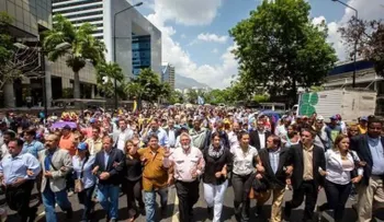 Opositores marchan en memoria de joven venezolano muerto en medio de protesta