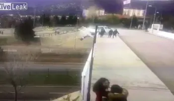 Un peatón fue atropellado, se cayó por un puente y luego lo arrolló un auto