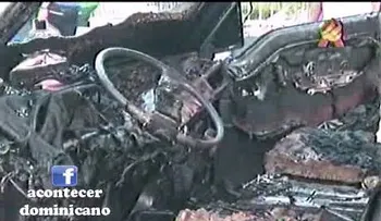 Guagua del transporte público se incendia en llamas en Villa Mella