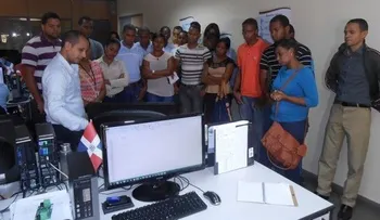 Edesur explica sobre sus operaciones a estudiantes del Instituto Politécnico Loyola