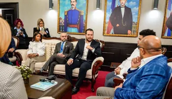 Alfredo Pacheco, junto a una comisión de legisladores, reciben al joven Saúl Mena, campeón mundial de la Copa Capcom IX