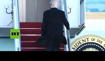 El viento "le toma el pelo" a Trump y revela el secreto de su peinado