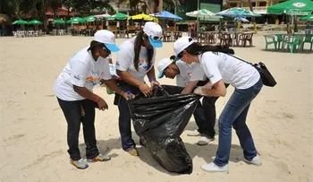 Alcaldía y voluntarios realizan jornada limpieza de costas y playas de Boca Chica