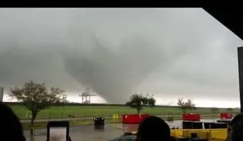 Un tornado sacude un complejo de la NASA con un cohete superpesado