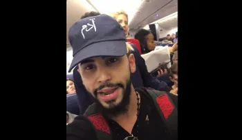 ¿Es cierto que expulsaron de un vuelo a este youtuber por hablar otro idioma?