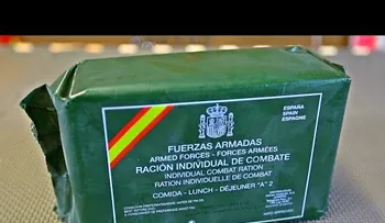 El "hacker ruso loco" prueba una ración de combate del Ejército español
