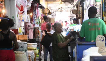 Amas de casa dominicanas advierten que el dinero ya no alcanza ni para un día de compra