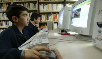 Adultos deben hablar con los chicos del uso que dan a internet, dice experta