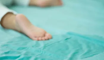 La amplia mayoría de los niños deja de mojar la cama sin atención médica