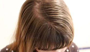 Coloca sal marina en tu champú y resuelve el pelo graso 