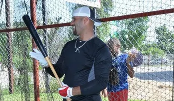 Fotos- Albert Pujols practica en el Quisqueya junto al Escogido