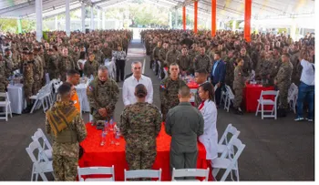 Presidente Abinader almuerza con miembros del Ejército y PN