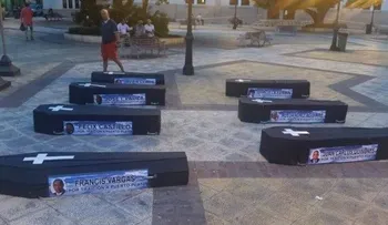 Entierran de manera simbólica a legisladores de Puerto Plata