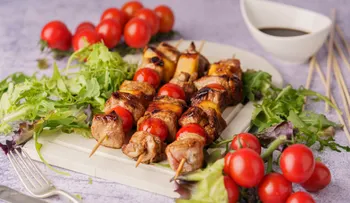 Brochetas de cerdo caramelizado con piña