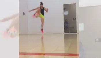 Asombrosa hazaña de una mujer en fútbol freestyle
