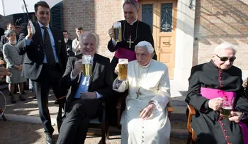 Fiesta alemana en el Vaticano: las fotos del cumpleaños 90 del papa emérito Benedicto XVI