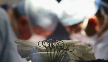 Se le olvidó el celular dentro de una mujer al practicarle cesárea 