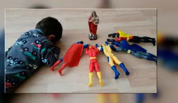 El niño de dos años que puso a Superman a rezar