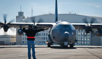 Avión de combate de 115 millones de dólares quedó inservible... porque lo volaron boca arriba