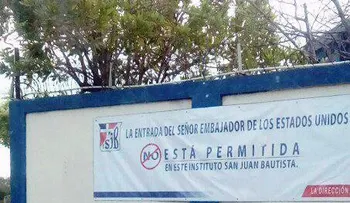 Colegio San Juan Bautista coloca cartel prohibiendo entrada del embajador Brewster
