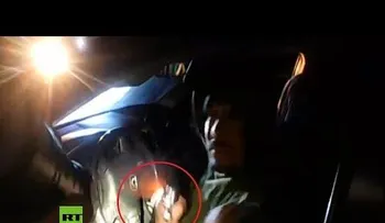 Conductor de auto ataca una mujer policía, y le sale "el tiro por la culata"