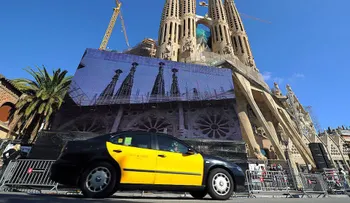Taxista en Cataluña encuentra maleta olvidada con 10.000 euros... y la devuelve