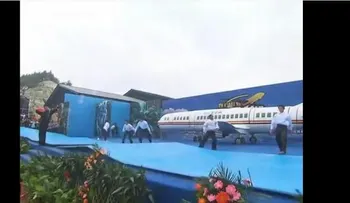 Video: Ilusionista hace desaparecer una maqueta de avión de 30 metros