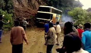 Bus cae al abismo en la Ruta de la muerte en Bolivia (nuevo video)