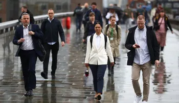 El Reino Unido levantará todas las restricciones, porque "debemos convivir con el virus"