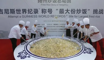 China rompe récord de la mayor porción de arroz frito del mundo... y es descalificada porque el plato no era comestible