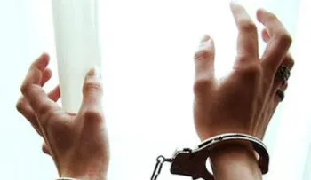 Apresan mujer que lanzó su bebé a un hoyo 