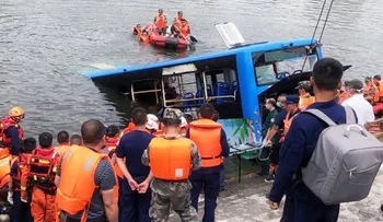 Al menos 21 muertos al caer un autobús con estudiantes a un embalse en China