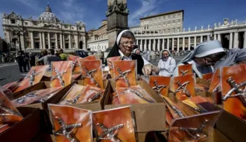El papa Francisco dona 40.000 crucifijos a los fieles en la plaza San Pedro