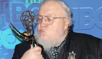El autor de "Game of Thrones" no está escribiendo... está haciendo campaña por Hillary