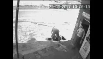 Dueño de una tienda le da una lección a dos borrachos que patean su negocio