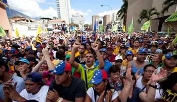 Cientos de opositores marchan contra crisis en Venezuela 
