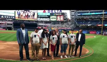 Vladimir Guerrero entrega premio a Gary Sánchez como jugador del año de Latino Baseball
