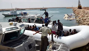 Mueren 84 migrantes y rescatan a 198 en las costas de Libia