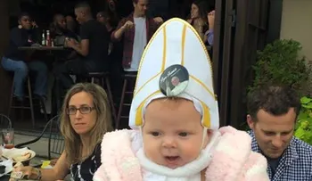 El Papa Francisco se rió a carcajadas al bendecir a esta bebé vestida con un traje como el suyo
