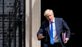 Boris Johnson dice que se marcha con "la frente en alto"