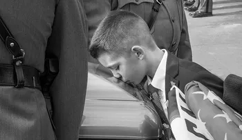 Por qué esta fotografía de un niño besando el ataúd de su padre es un símbolo del 11-S