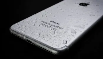 El truco perfecto si tu celular cae al agua, apágalo y déjalo secar en arroz