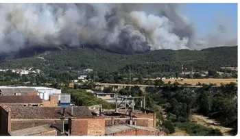 Medios terrestres y aéreos combaten incendios activos