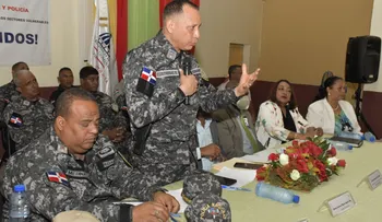 Ministerio de Interior y Policía conversa con comandantes policiales y voceros barriales sobre estrategias para combatir la delincuencia