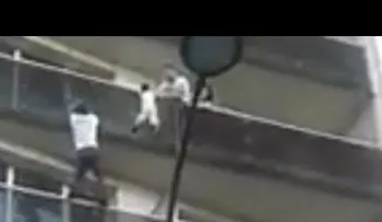 Un hombre salva un niño de una manera espectacular 