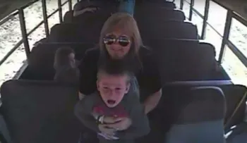 Conductora de autobús salva a niño ahogado con una moneda