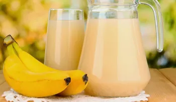 Se te sientes cansado, esta es la solución: Un batido de banana con limón y miel 