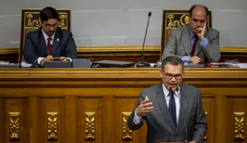 El Parlamento venezolano declara el abandono de cargo del presidente Maduro